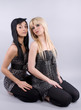 Photo : deux femmes aux cheveux longs - mode deux femmes aux cheveux longs - mode