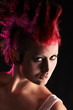 Portrait einer Punkerin in knalligen Farben Portrait einer Punkerin in knalligen Farben