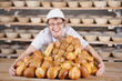 lächelnde bäckerin mit brötchen