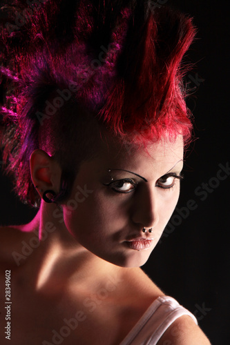 Photo: Portrait einer Punkerin in knalligen Farben Portrait einer Punkerin in knalligen Farben
