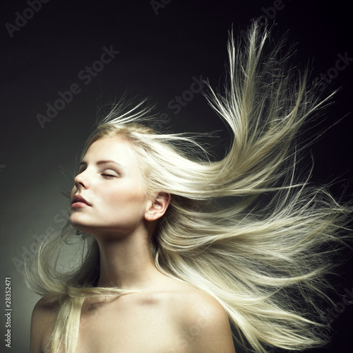 Foto: Beautiful woman with magnificent hair Beautiful woman with magnificent hair