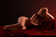 Rothaarige Frau liegt nackt auf rotem Samt - nude redhead