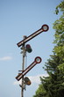 Alte Bahnsignalanlage vor Sommerhimmel