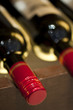 Bouteilles de vin sur une étagère