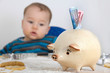Baby mit Sparschwein