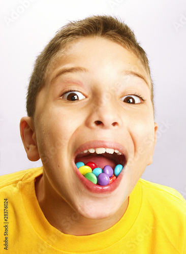 IMAGEN NINO COMIENDO GOLOSINA imagen nino comiendo golosina: