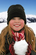 Mädchen mit Schneeball