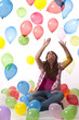 Mädchen mit bunten Luftballons