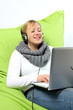Frau beim Online Einkaufen !