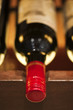 Bouteille de vin sur une étagère