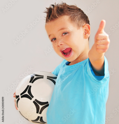 Foto: Kind mit Fußball Kind mit Fußball