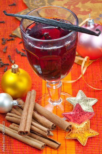 Photo: Glass of mulled wine with vanilla, cinnamon. Glass of mulled wine with vanilla, cinnamon.