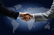 Photo en ligne au meilleur prix Handshake with map of the world in background