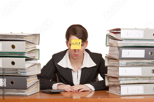 Photo: Überlastete Frau im Büro zwischen Ordnerstapeln benötigt Hilfe Überlastete Frau im Büro zwischen Ordnerstapeln benötigt Hilfe