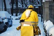 Postbote im Winter