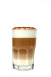 Milchkaffee mit Kakaopulver auf Weiß isoliert Milchkaffee mit Kakaopulver auf Weiß isoliert
