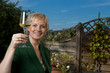 Weingenuss im Garten, prost