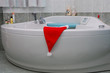 Vasca idromassaggio con cappello rosso