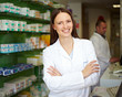 Lachende Apothekerin mit verschränkten Armen
