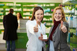 Apothekerin und Kundin halten Daumen hoch