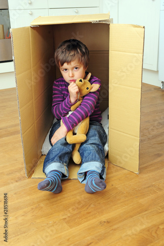 Foto: Junge mit Kuscheltier Junge mit Kuscheltier