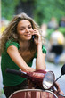 ragazza sorride con cellulare