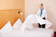 zimmermädchen bezieht das bett