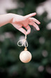 Foto: mano di bambino tiene palla di albero di Natale mano di bambino tiene palla di albero di Natale
