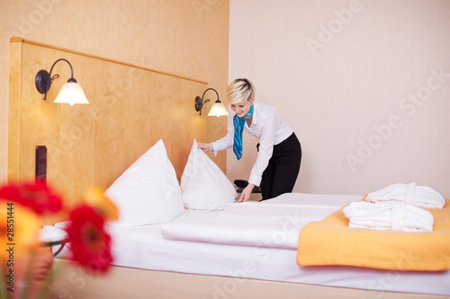 Foto: zimmermädchen im hotelzimmer zimmermädchen im hotelzimmer