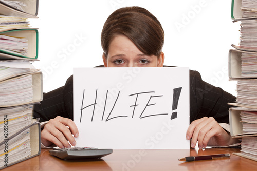 Foto: Angestellte Frau im Büro benötigt Hilfe um Arbeit zu bewältigen Angestellte Frau im Büro benötigt Hilfe um Arbeit zu bewältigen