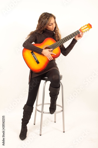 Foto: Junge Frau spielt Gitarre Junge Frau spielt Gitarre