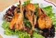 gegrillte Wachteln auf einem Salatteller gegrillte Wachteln auf einem Salatteller