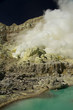 Gelbe Schwefelmine mit blauem See im Vulkan, Ijen Plateau