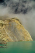 Gelbe Schwefelmine mit blauem See im Vulkan, Ijen Plateau