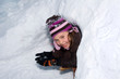 Mädchen in Schneehütte