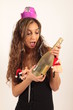 Eine Frau freut sich über eine Flasche Sekt