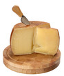 Formaggio di pecora isolato su sfondo bianco