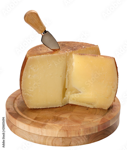 Photo: Formaggio di pecora isolato su sfondo bianco Formaggio di pecora isolato su sfondo bianco