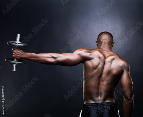 Foto: Young male bodybuilder doing heavy weight exercise Young male bodybuilder doing heavy weight exercise