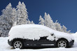 Eingeschneites Auto in Winterlandschaft