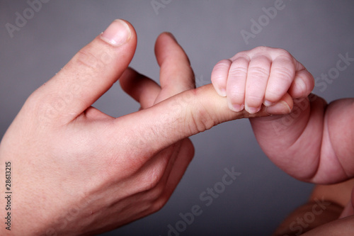 Photo: Säugling Kind greift einen Finger Säugling Kind greift einen Finger