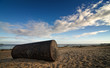 Cuve de fuel rouillée polluant une plage