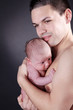 Glücklicher Vater mit Baby, Augen offen, hoch