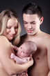 Glückliche Eltern mit Baby