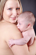 Glückliche Mutter mit Baby lächelt