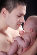 Glücklicher Vater zärtlich mit Baby