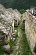 Vecchie baite in un borgo di montagna