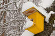 Vogelhaus im Schnee