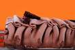 Buche glacée givrée sur fond orange