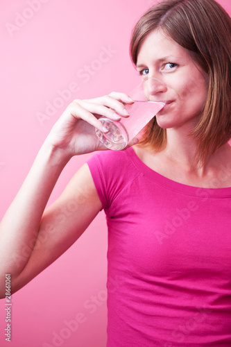 Foto: pretty, young woman drinking fresh water from a glass (color ton pretty, young woman drinking fresh water from a glass (color ton